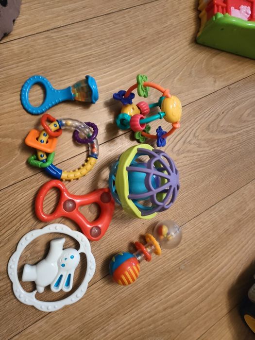 Zabawki dla niemowlaka (grzechotki, miekkie klocki)