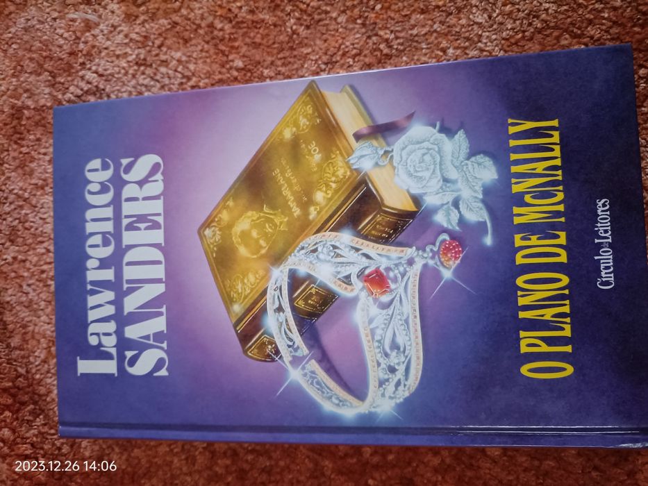 Livros de títulos variados em bom estado