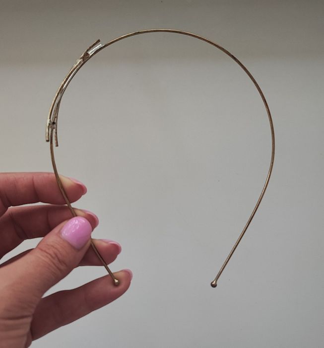 Обруч на голову з прикрасою.