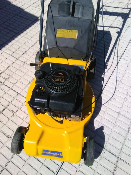 Máquina de cortar relva gasolina em muito bom estado de conservação.