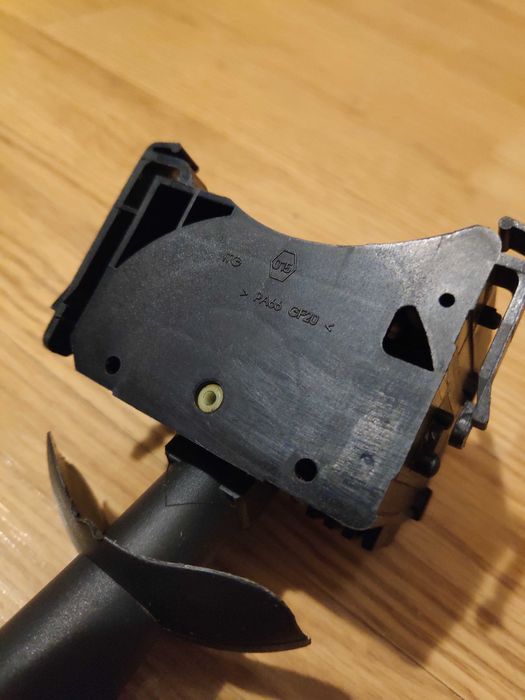 Підрульовий перемикач склоочисників Renault правий 8200199519