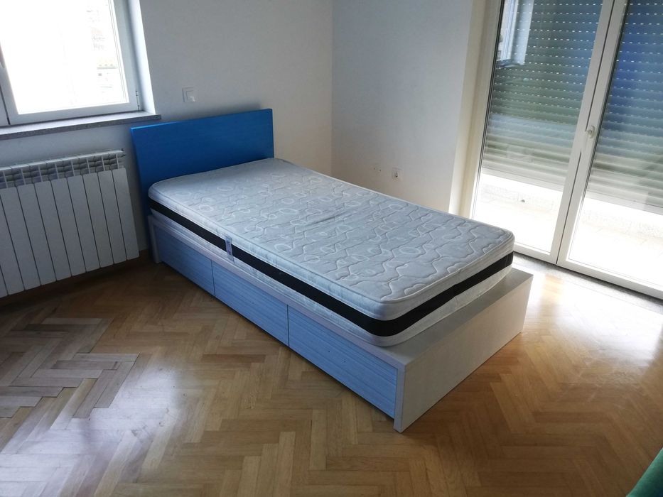 Mobília de quarto de solteiro (2 camas+2 colchões+2 camiseiros+2 estantes)