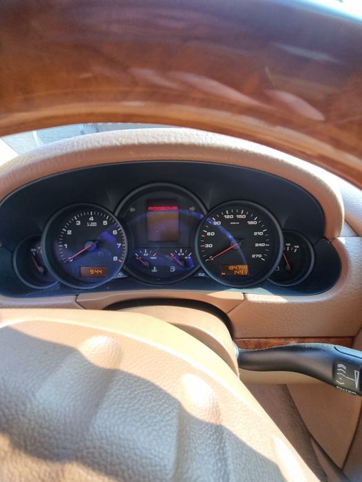 Porsche cayenne  .