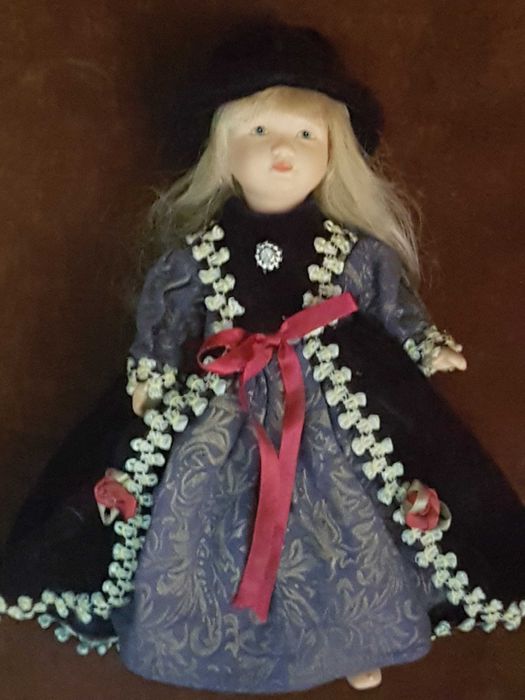 Кукла фарфоровая