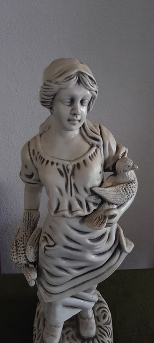 Large Female Statue425520923359334401