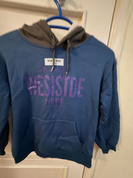 Sweatshirt de criança com capuz e forro polar, quente e confortável.