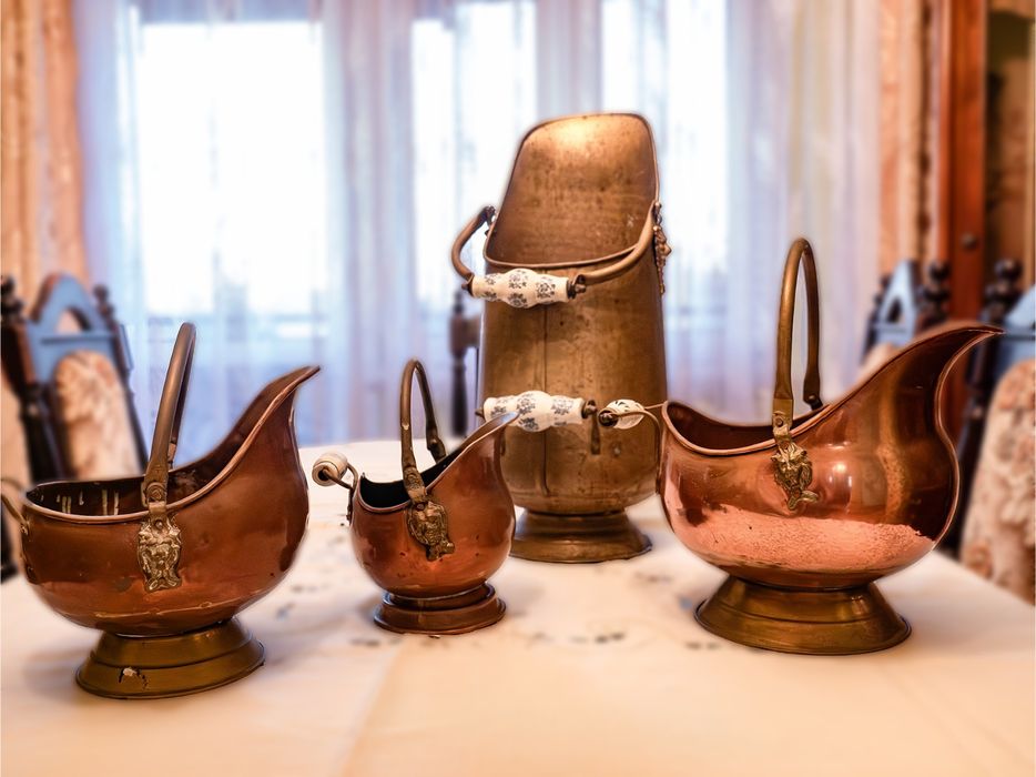 Miedziane węglarki z porcelanowymi uchwytami