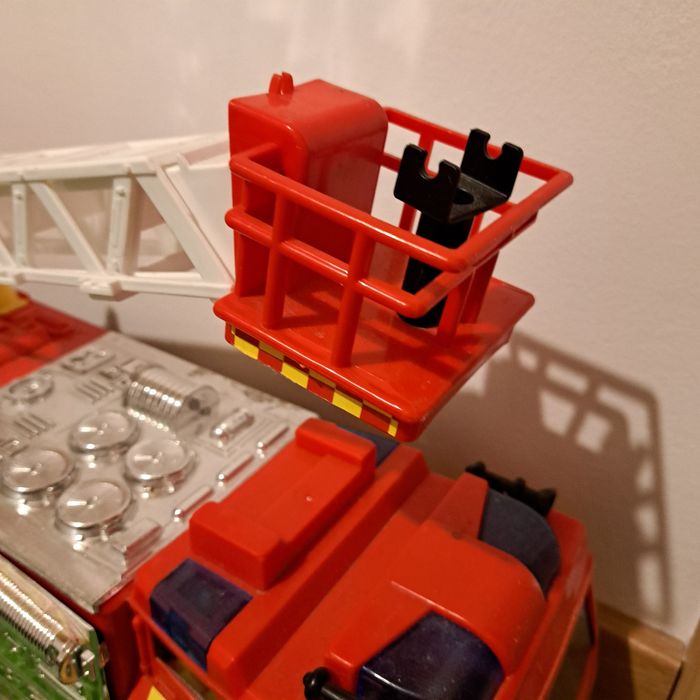 Duży samochód strażacki 56 cm