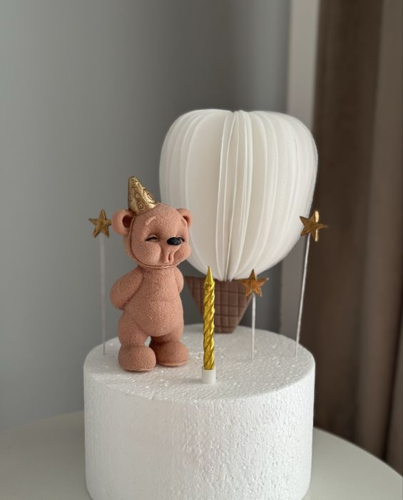 Miś zdmuchujący świeczkę Figurka na tort