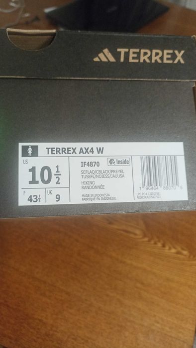 Продаю женские кроссовки