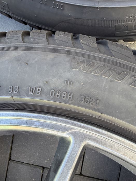 Диски колеса 18 R18 5 114,3 235 45 Pirelli зима  Тесла Tesla модель Model 3