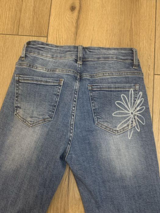 Niebieskie jeansy z dziuramu w kwiaty y2k vintage