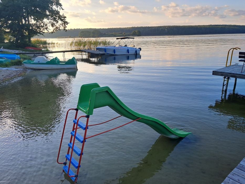 Przytulny domek z pomostami , plażą, placem zabaw