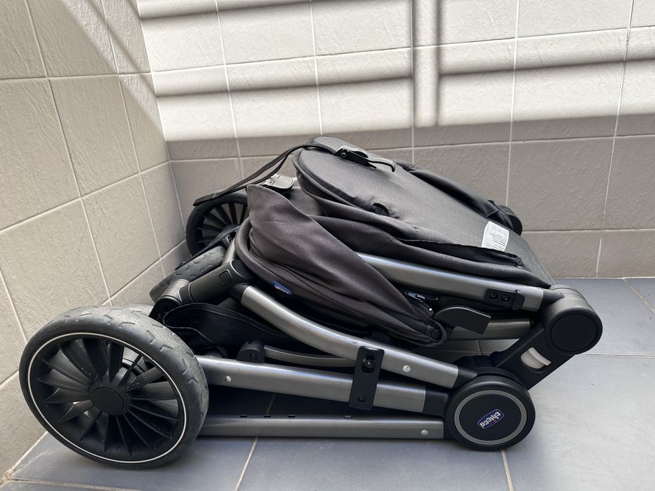 Duo Chicco carrinho de passeio, ovo e sistema de ISOFIX
