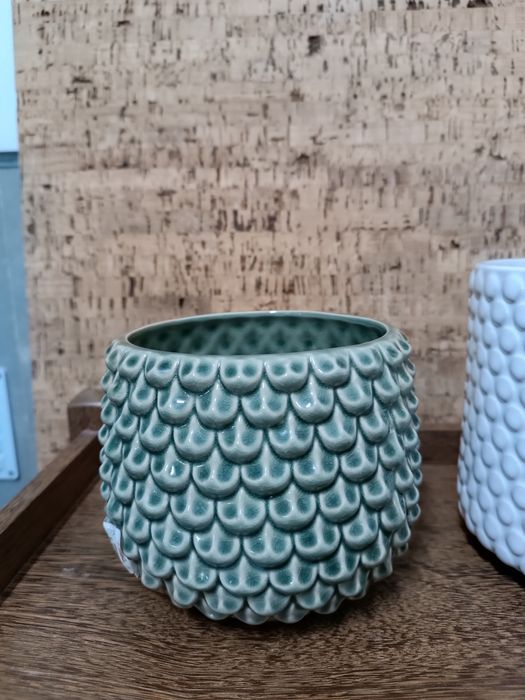 Três vasos com relevo