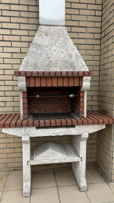 Churrasqueira de Jardim com chaminé em inox já desmontada, em bom estado de conservação