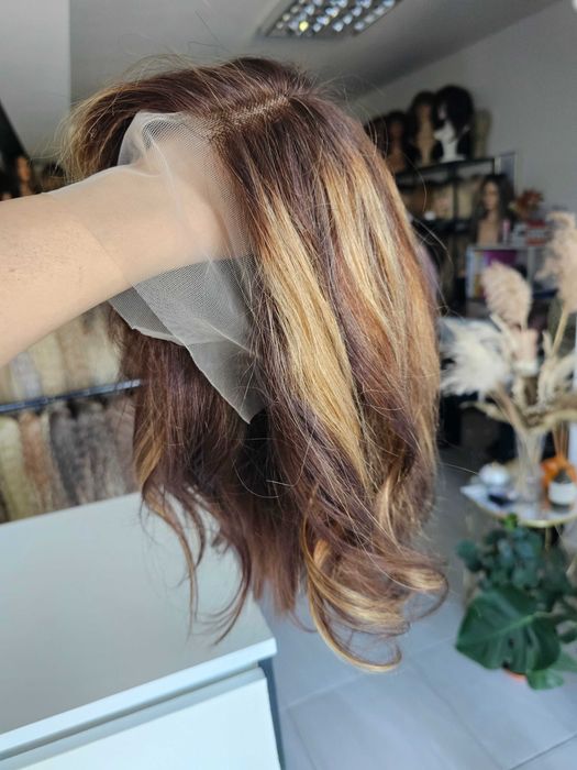 Peruka Vera z włosów naturalnych brąz z pasemkami ciepły blond