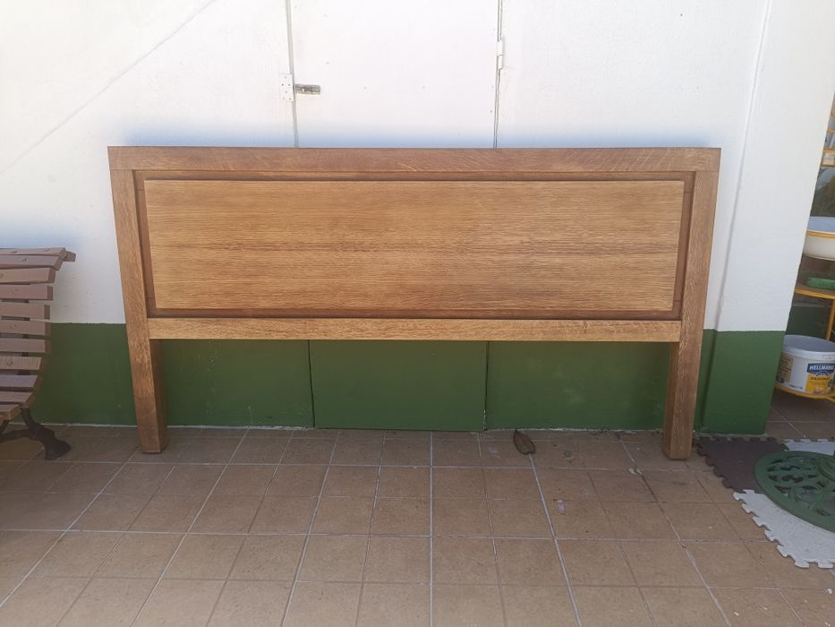 Cabeceira de cama de carvalho maciço.