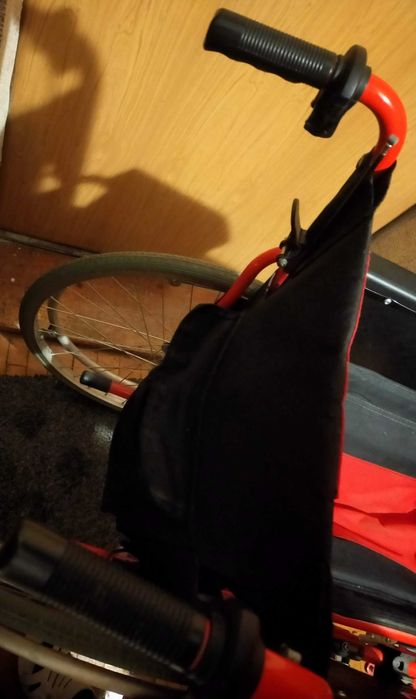 Інвалідна коляска надійна, міцна, червоночорного кольору