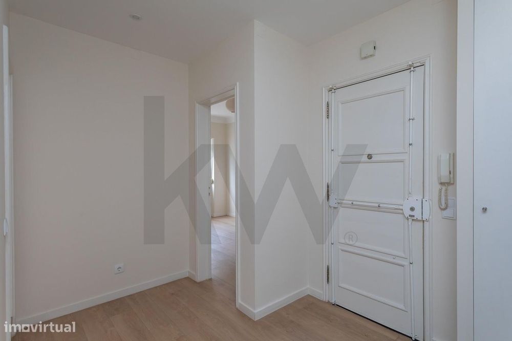 T2 renovado com varanda na Estrela | 2.300€/mês