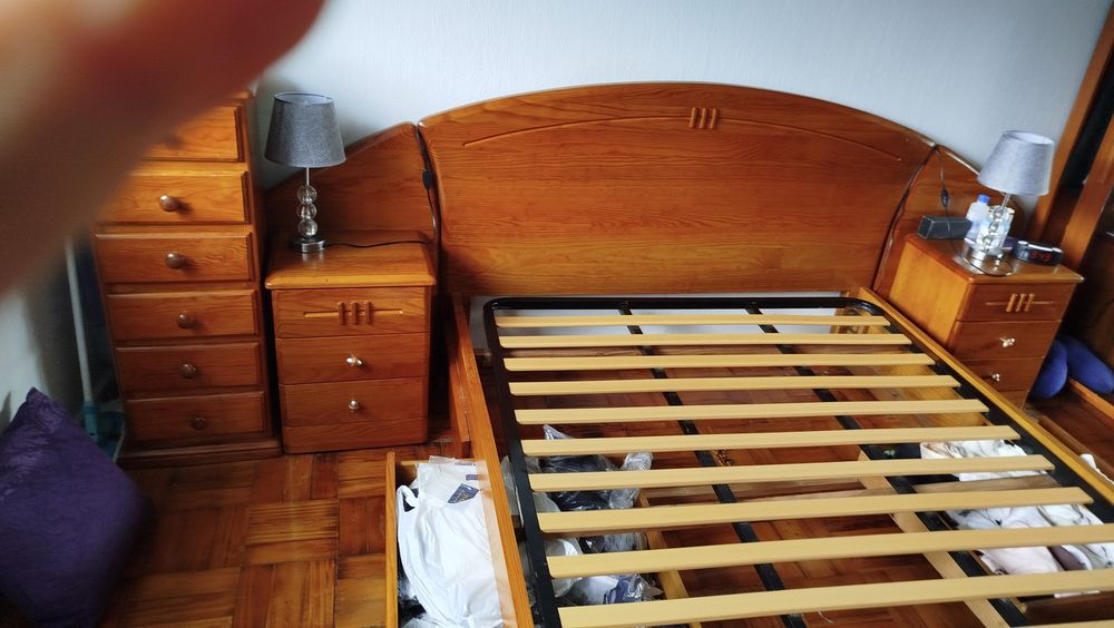 Cama e mesas cabeceira