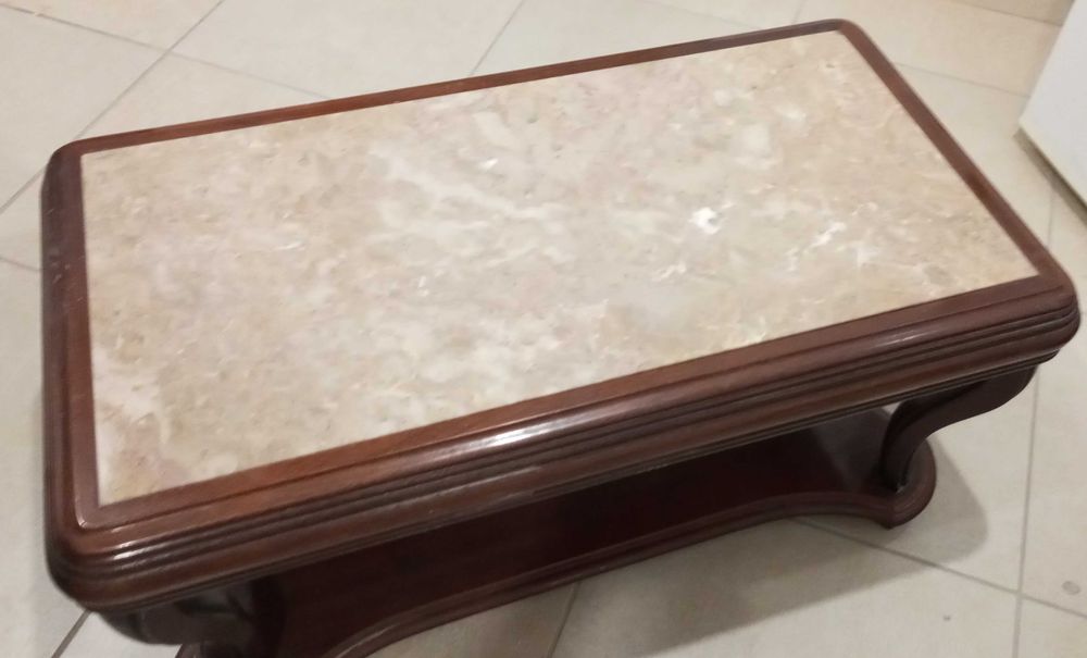 Mesa de centro de madeira com pedra mármore em excelente estado64752334349953122