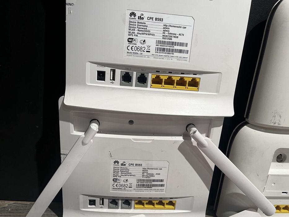 Колекція роутерів Huawei -дешево, працюють ще краще