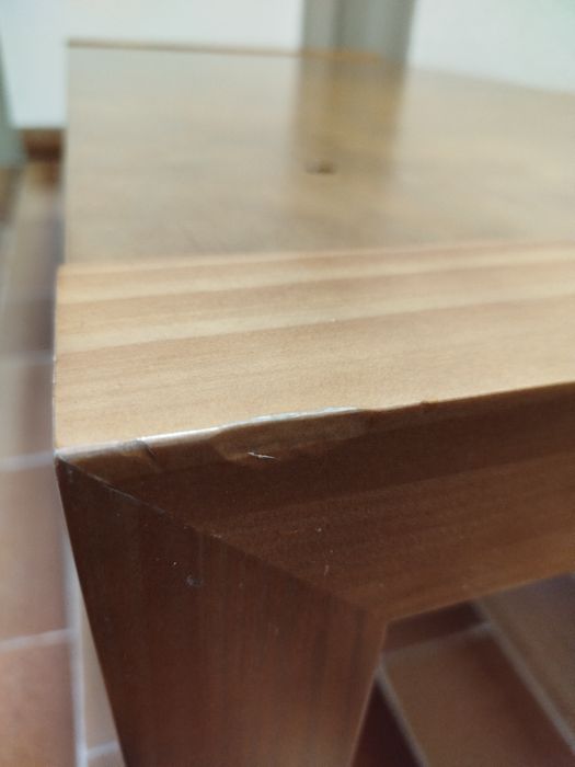 Mesa de centro de sala em madeira com vidro preto