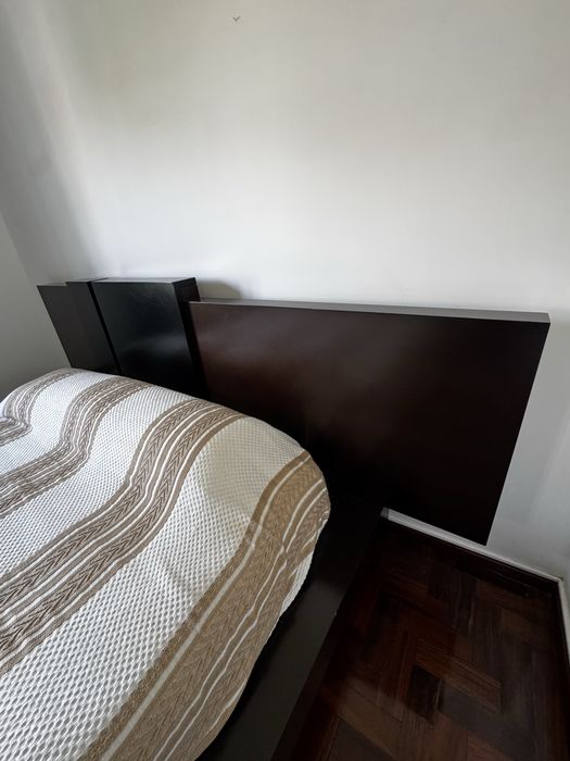 Cama de casal com colchao e 2 mesas de cabeceira