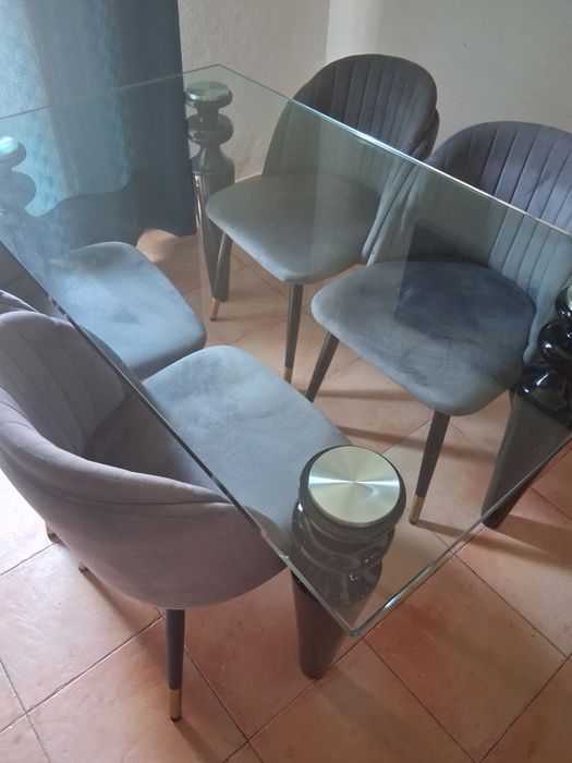 Mesa de jantar + 4 cadeiras de veludo cinza