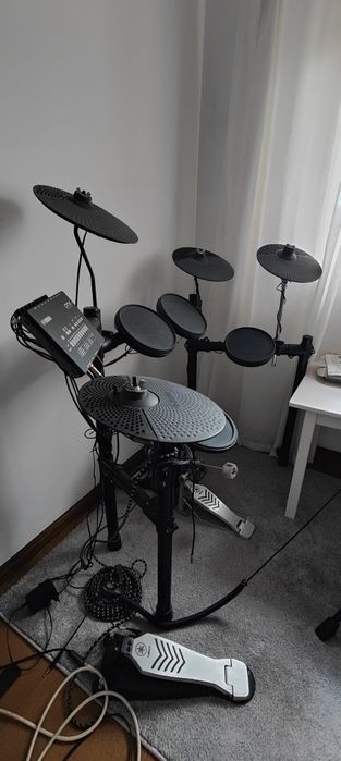 Bateria Eletrónica Yamaha DTX452K + Pad Extra Yamaha PCY95AT