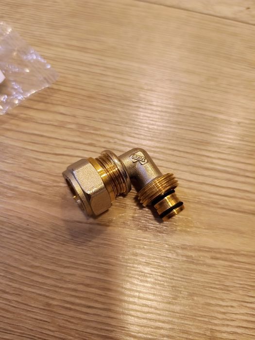 Załącznik PEX 16 kątowy 1/2