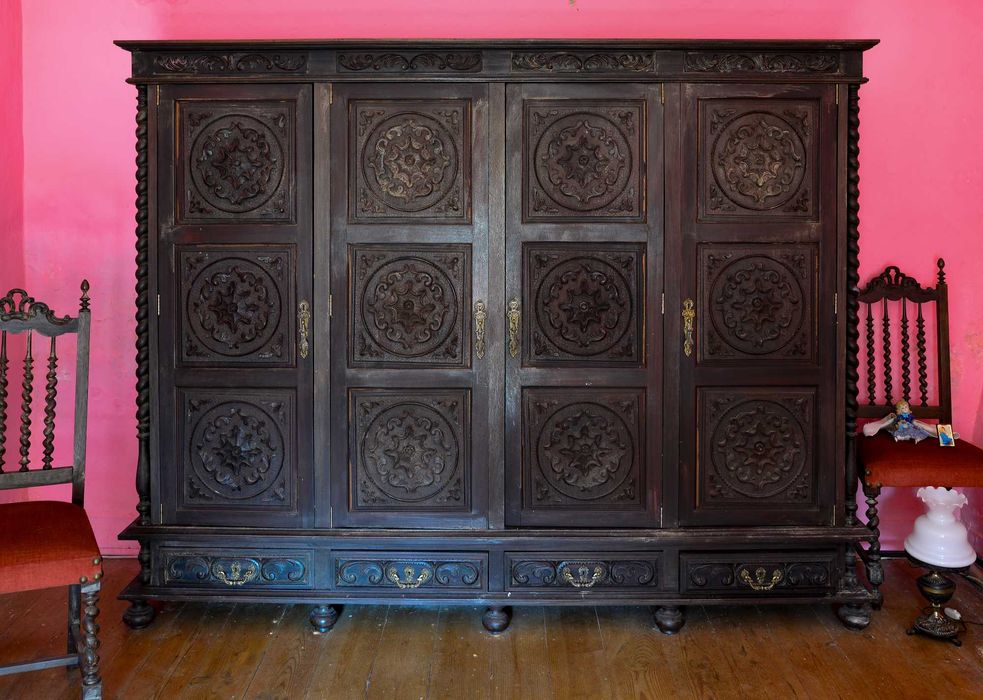 Conjunto de Mobiliário Antigo em Madeira para Restauro