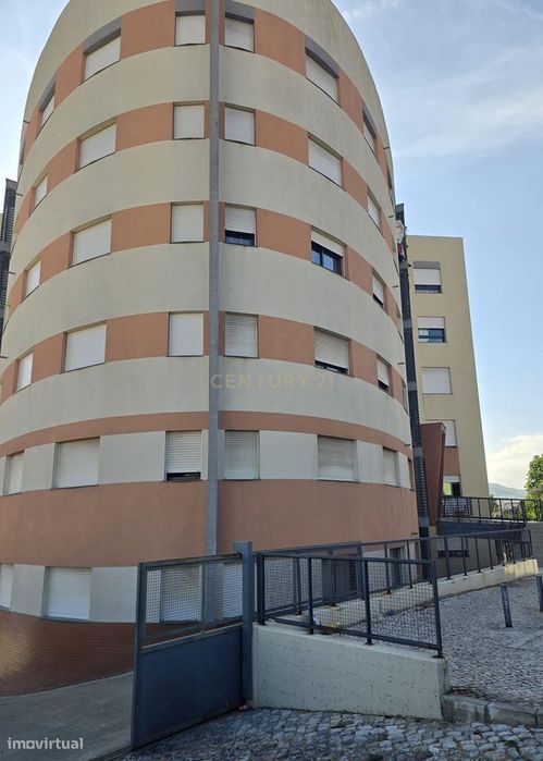 T2 com estacionamento na Pontinha