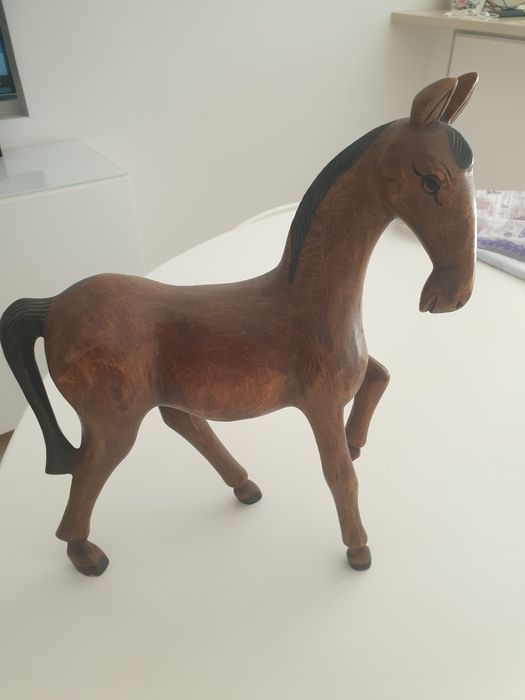 Vendo cavalo em madeira