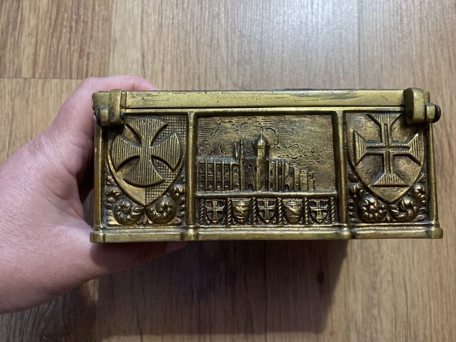 Caixa em latão com relevo de símbolos de Portugal