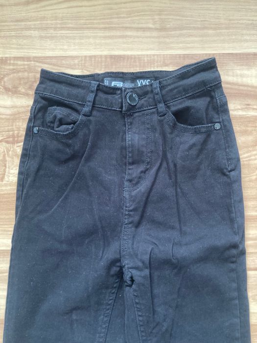 Czarne jeansy flare dzwony z wysokim stanem