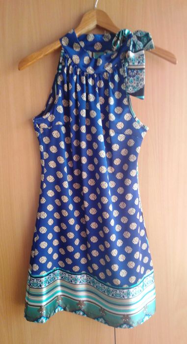 Vestido leve e elegante azul e bege