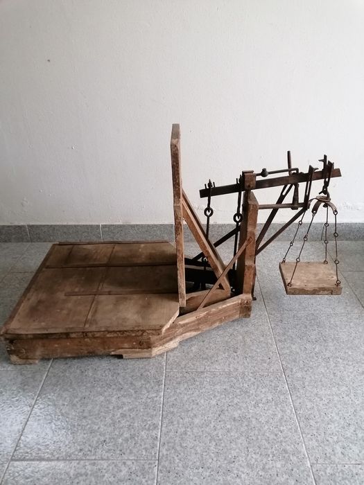 Balança decimal antiga em madeira