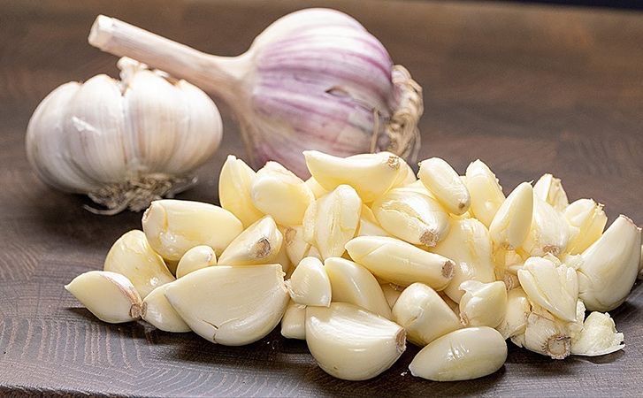 Зимовий часник 5-6 зубчиків.