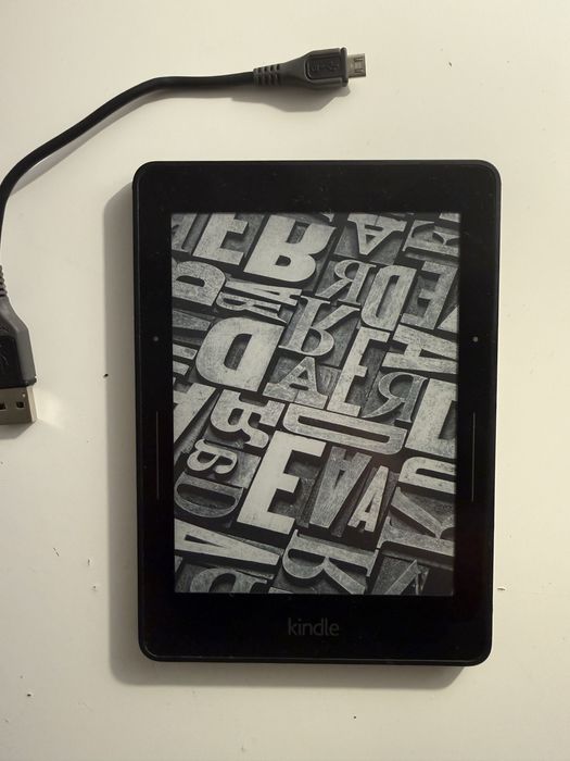 Czytnik Amazon Kindle Voyage (premium, 300 ppi, przyciski) + kabel