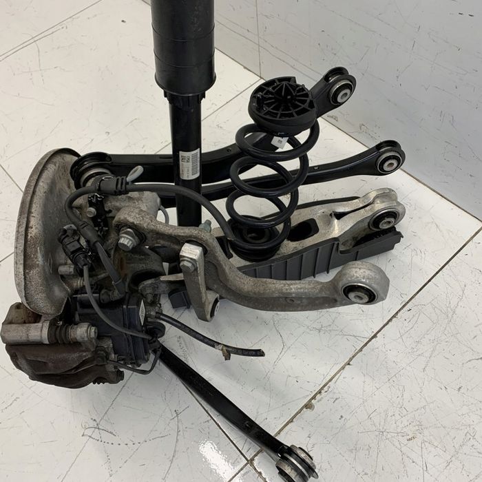 Zwrotnica Tył Prawa Zawieszenie Półoś Wahacze Zacisk Audi A4 B9 22R