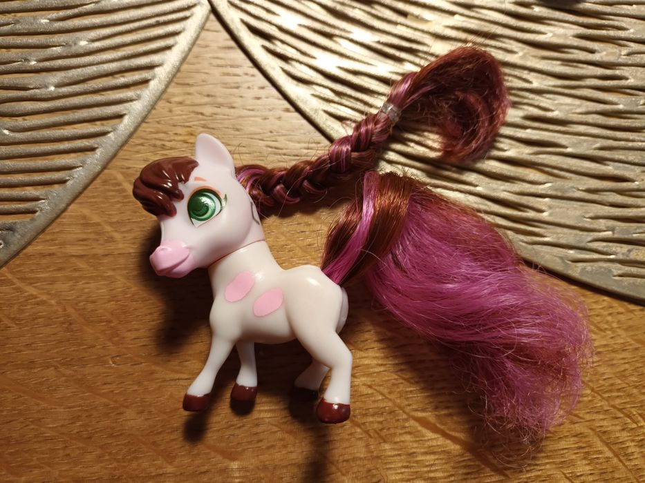 Kucyki do lalek serii hairdorables.