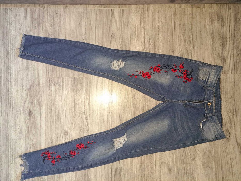 Spodnie jeansowe M zdobione haftowane kwiatki