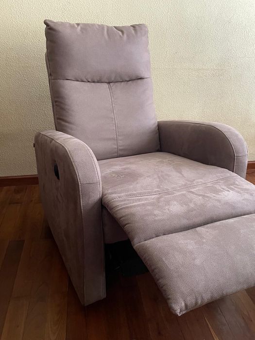 Poltrona elétrica reclinável estofada em microfibra
