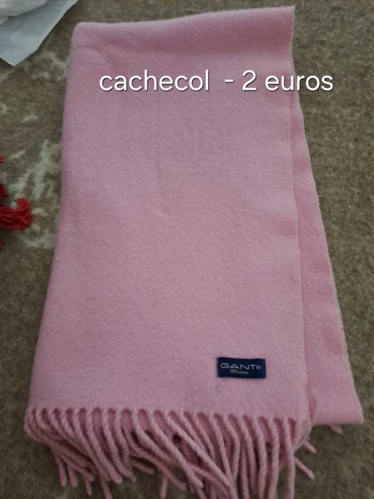 Diversos cachecóis em lã, 2 euros cada