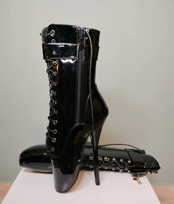 Botas PUNISHMENT com salto agulha estremo e cadeado PRETO VERNIZ