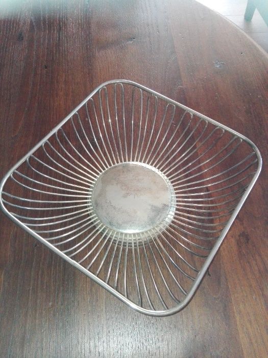 Square fruit bowl with shell-shaped design441941019496949760