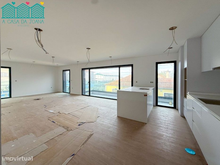 Apartamento T3 com Lugares de Garagem em Esgueira