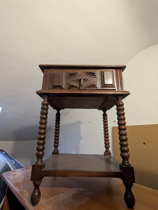 Mesa de cabeceira antiga - estilo clássico